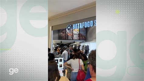 Vídeo Torcedores do Botafogo fazem fila em nova loja no Barra Shopping