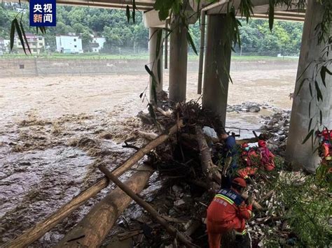 陝西暴雨｜商洛市一公路橋樑倒塌25輛車墮河 證實已致12人遇難逾30人失蹤 星島日報