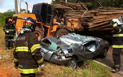 FOTOS Motorista sai ilesa após ter carro esmagado por toras de madeira