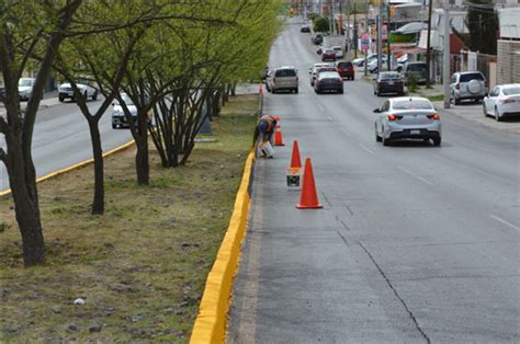 Trabaja Gobierno Municipal En Pintura De Guarniciones En Avenida