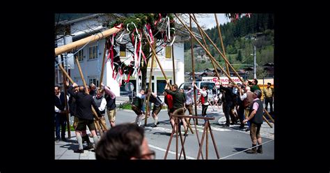 Der Heimatverein Dburgstoana Tanzt In Den Mai Beim Maifest Do Wird