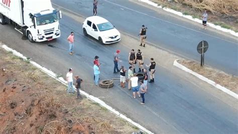 VÍDEOS em manifestação caminhoneiros fecham parcialmente rodovias do