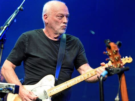 David Gilmour S Strap Breaks Onstage During Comfortably Numb And Is