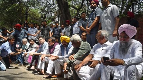 Aap Comes All Out To Protest Kejriwals Questioning By Cbi Over