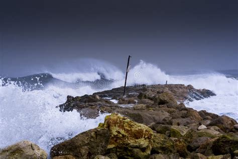 A Tempestade Do Mar Acena Dramaticamente Deixar De Funcionar E Espirrar