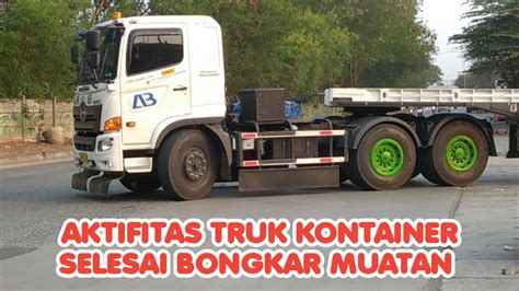 TruK Kontainer Selesai Bongkaran Aktifitas Truk Kontainer Keluar