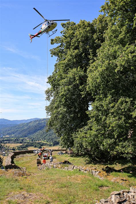 Kruth Un héliportage pour redonner vie aux ruines du château du