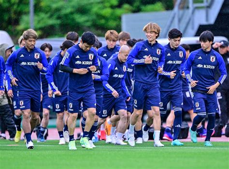 「サッカー部の同窓会みたい」森保ジャパンの選手＆監督の「スーツ姿集合写真」公開されるも、「谷口俳優みたいだわ」「三笘さん顔小さ過ぎ」など注目の