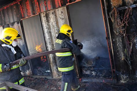 Imágenes Así trabaja bomberos para detener el voraz incendio de Valparaíso