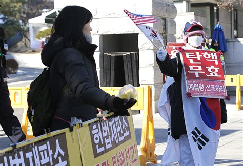 헌법재판소 앞 대립되는 1인시위 포토 민중의소리