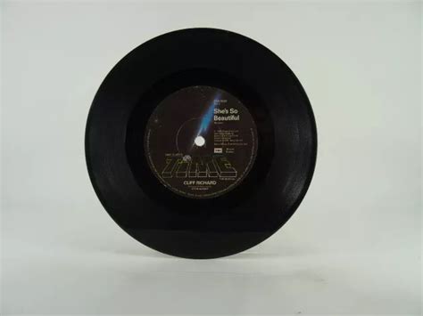 Cliff Richard She S So Beautiful 59 2 Pistes 7 Pouces Manche Papier Simple Emi Eur 4 99