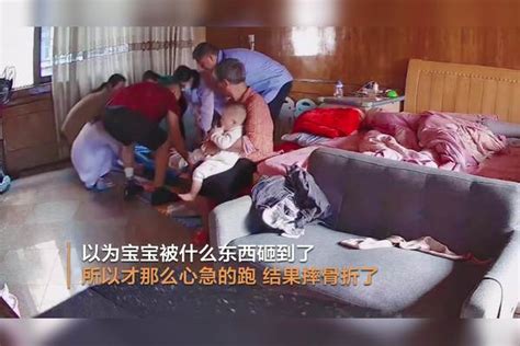 妈妈拖完地午睡突然被孩子哭声惊醒，慌忙跑来不慎滑倒重摔骨折哭声重摔孩子