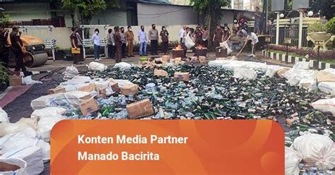 Kejaksaan Manado Musnahkan Barang Bukti Minuman Keras Senjata Tajam