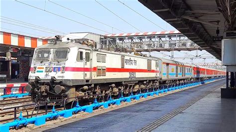 Karnataka Sampark Kranti Express Via Kacheguda Arriving Agra Cantt For