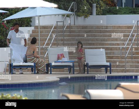 Miami Beach Fl May 16 Suri Cruise Has A Huge Bruise On Her Leg Suri Applies Sunscreen To