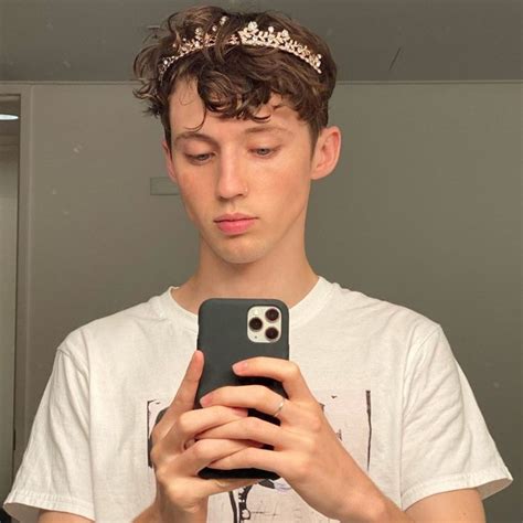 Ladies Clutch Those Pearls Mens Jewelry Is Going Baroque Troye