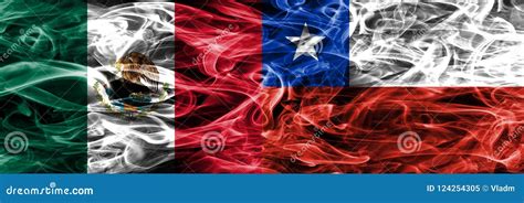 México Contra Las Banderas Del Humo De Chile Colocadas De Lado a Lado