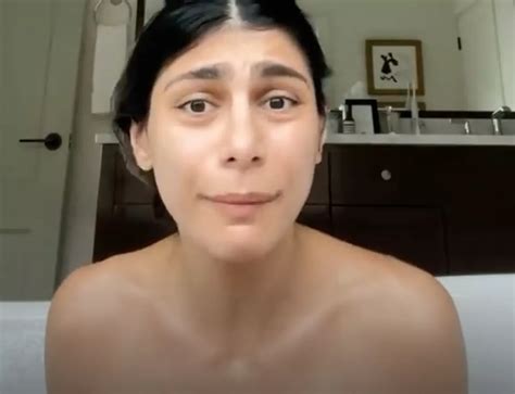 Ex Pornhub Star Mia Khalifa Strips Off For Naked Bath Snap On Hotel