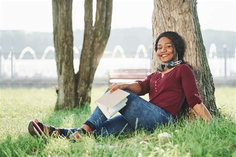 Premium Photo Cheerful African American Woman In The Park At Summertime