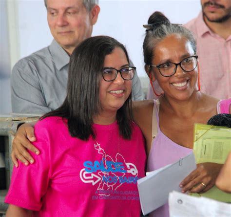 Ana Paula Matos vice prefeita e secretária de saúde de Salvador recebe