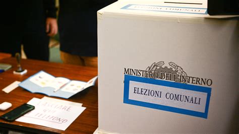 Ballottaggi a Milano sette comuni al voto ma l affluenza è bassa