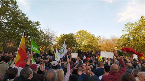 Cargas Policiales Para Frenar Los Disturbios Entre Manifestantes Y