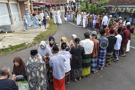 Tradisi Salaman Massal Lebaran Antara Foto