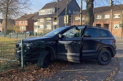 Waghalsige Flucht Vor Polizei Autofahrer Rast Mit Ber Km H