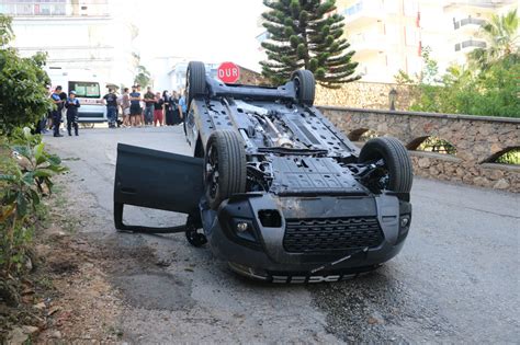 Antalya da devrilen otomobilde 1 i çocuk 3 yaralı Antalya Körfez