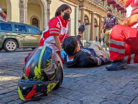 En Centro De Xalapa Motociclista Se Lesiona Al Ser Impactado Por Taxi