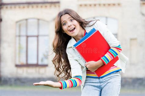 Publicidad De Productos Feliz NiÃo En Edad Escolar Que Presenta Su