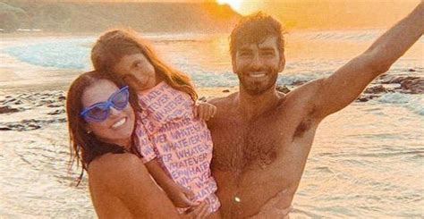 Em Fernando De Noronha Deborah Secco Posa Fam Lia Em Cen Rio