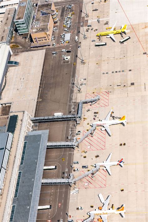 Stuttgart Aus Der Vogelperspektive Passagierflugzeug Auf Der