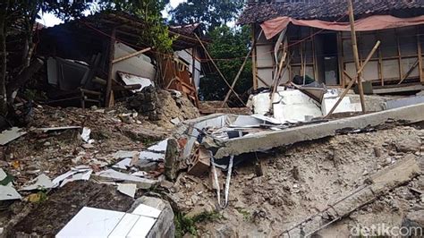 Penampakan Rumah Ambruk Akibat Gempa Di Sukabumi