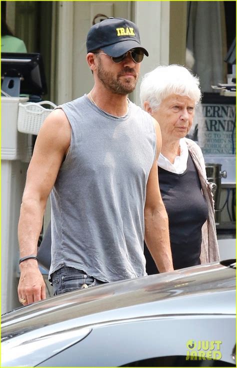 Justin Theroux Grabs Lunch His Mom Phyllis In Nyc Photo 4959855