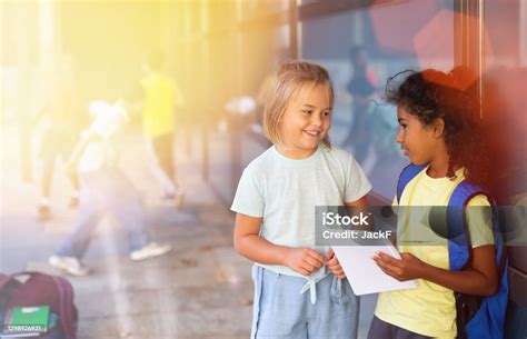 兩個小學女生在外面說話 照片檔及更多 一起 照片 一起 人 便裝 Istock