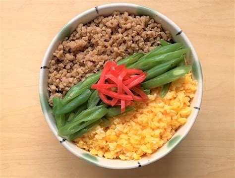 さやいんげんで食感や彩りよく。鶏そぼろの三色丼のレシピ セブンプレミアム公式