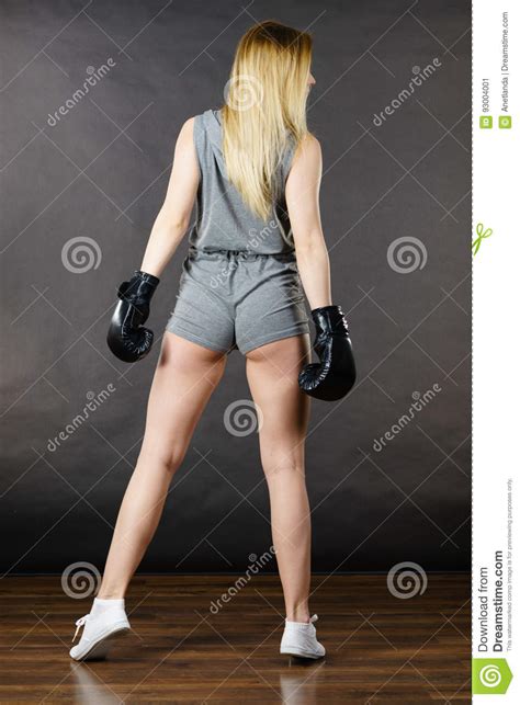 Ejercicio De La Muchacha Del Boxeador Con Los Guantes De Boxeo Imagen