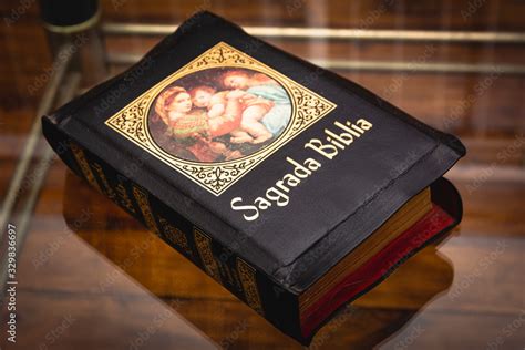 Antigua Sagrada Biblia Catolica Cerrada Religion Catolica Apostólica