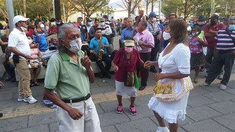 Los Bailarines Del Parque Libertad Candadito Martita Y Maria Bailan La