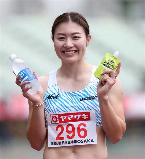 ＜陸上日本選手権第3日＞女子100メートル障害で優勝し、笑顔を見せる福部（撮影・坂田 高浩） ― スポニチ Sponichi Annex スポーツ