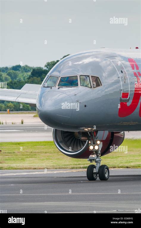 Boeing 757 200 cockpit hi-res stock photography and images - Alamy