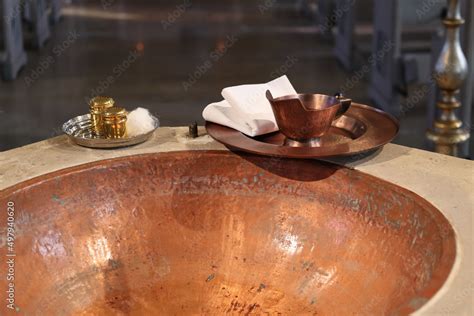 Taufbecken Mit Taufutensilien In Einer Katholischen Kirche Stock Photo