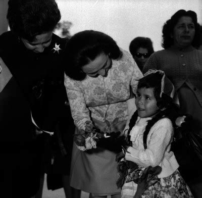 Eva S Mano De L Pez Mateos Recibe Una Flor De Una Ni A En La