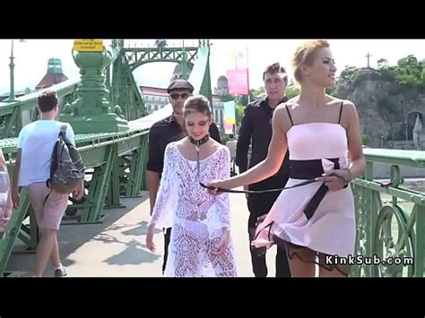 Esclave aux yeux bandés bâillonné dans un bar public XVIDEOS