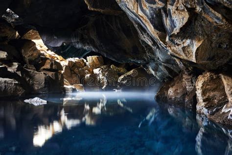 Grotta Di Grjotagja Vicino Al Lago Myvatn In Islanda Immagine Stock