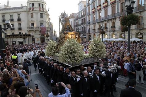 Miles de personas arropan a la patrona de Granada en su procesión anual