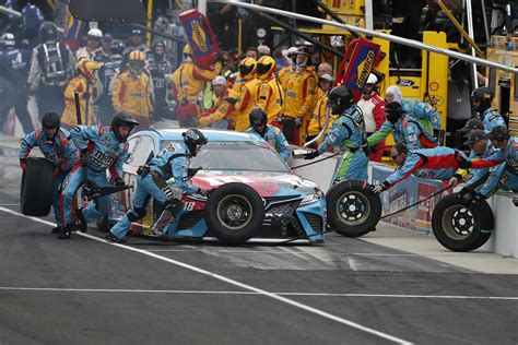 Best NASCAR Playoffs pit crews by four-tire stop times | NASCAR.com