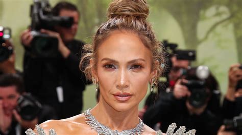 Jennifer Lopez Subjuguante Elle D Voile Son Fessier Au Met Gala