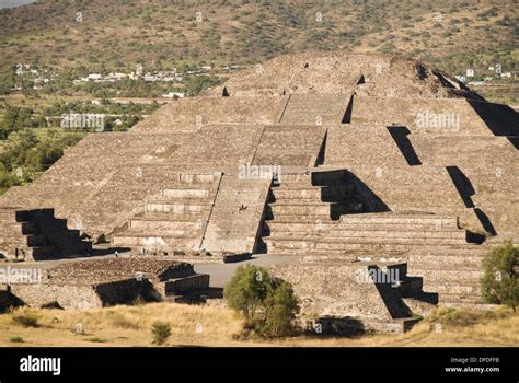 Vista De La Pirámide De La Luna Desde La Pirámide Del Sol La Zona Arqueológica De Teotihuacán